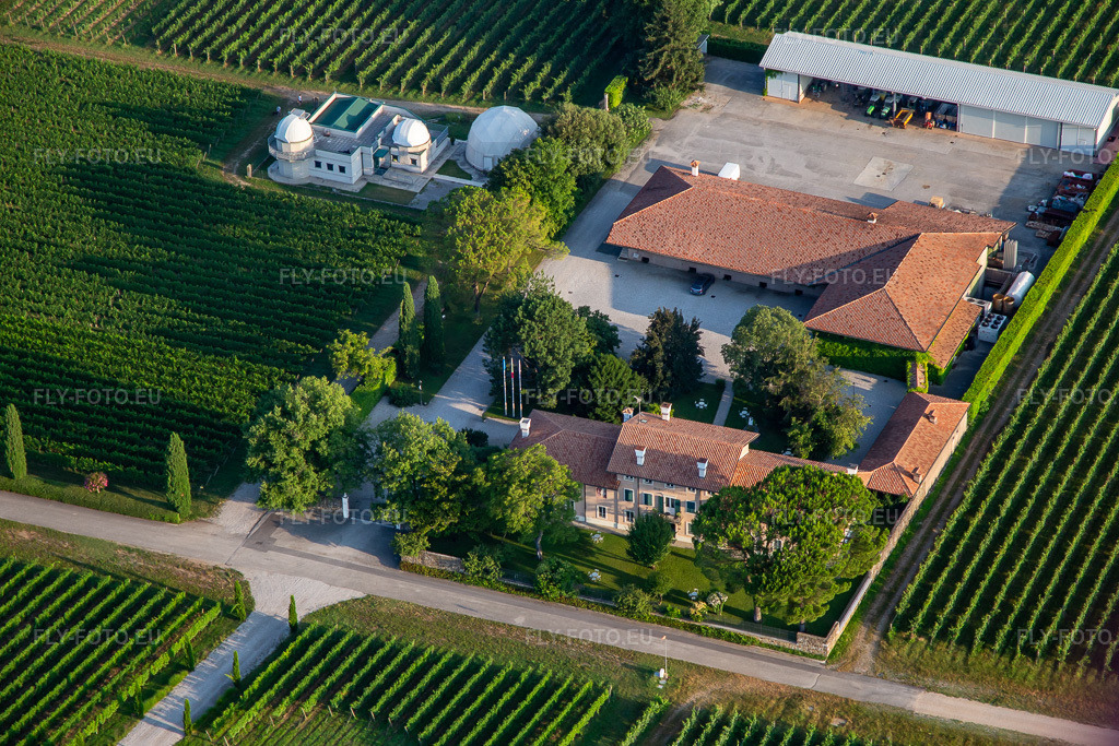 Vue aérienne: Tenuta Borgo Conventi SRL et Observatoire Farra d'Isonzo Osservatorio Astronomico CCAF à Farra d’Isonzo dans le département Gorizia, Italie – .Photo: IMG_137594.jpg prise le 16/07/2023 par Werner Riehm/FLY-FOTO.eu – Résolution de l'original: 5124 x 3416 px – Borgo Conventi - Borgo Conventi – Circolo Culturale Astronomico di Farra d'Isonzo ODV – CCAF 595 – Osservatorio Astronomico e Planetario di Farra d'Isonzo