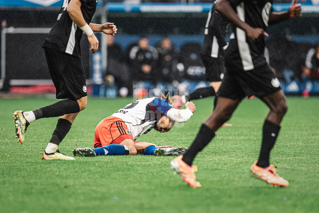 Fußball | Männer | Saison 2025/2026 | 1. Fußball-Bundesliga | 8. Spieltag | Hamburger SV vs. VfL Wolfsburg | 25.10.2025 | Yussuf Poulsen (#15, HSV) ärgert sich und haut auf den Boden