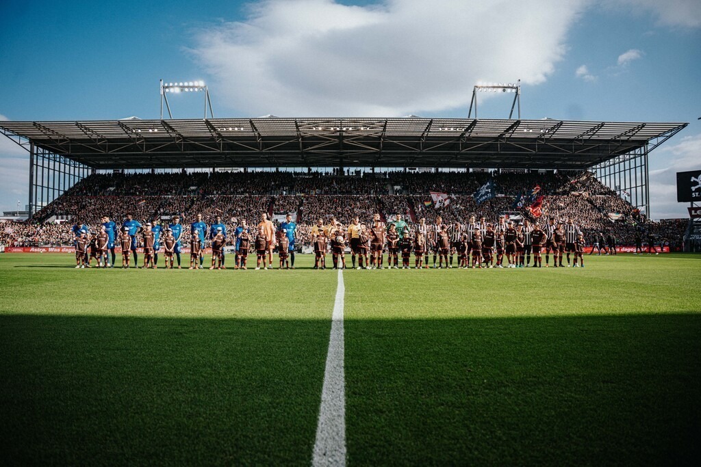 FCP03827 | Der offizielle Shop für FC St. Pauli Fotos. Wähle aus Spielszenen & Fanmomenten dein FCSP Wunschformat. Wir liefern Millerntor-Atmosphäre.