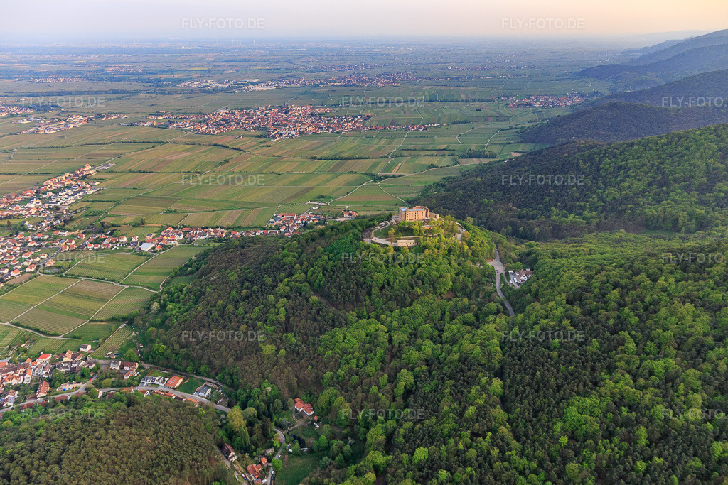 Luftbild: Hambacher Schloss von Norden im Ortsteil Diedesfeld in Neustadt im Bundesland Rheinland-Pfalz in Deutschland. Foto: IMG_106818.jpg vom 21.04.2018 durch Werner Riehm/FLY-FOTO.deStiftung Hambacher SchlossStiftung Hambacher Schloss | Das Hambacher Schloss ist eine lebendige Stätte deutscher und europäischer Demokratiegeschichte