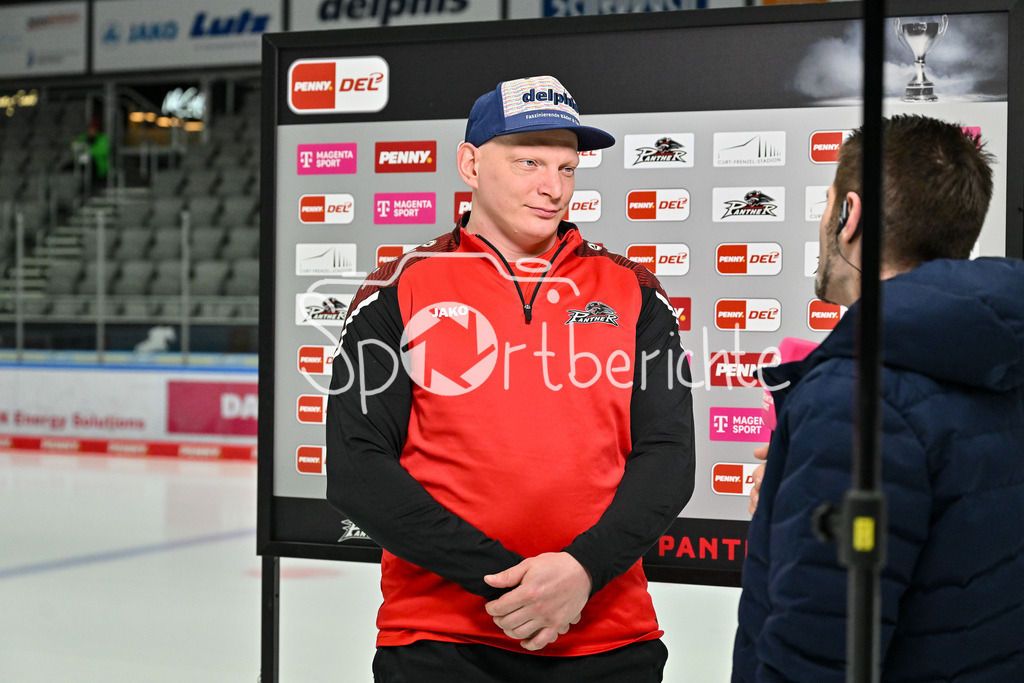 Augsburger Panther - Kölner Haie | Beim Interview von MagentaSport Denis REUL (Augsburger Panther #29) / Panther - Koelner Haie, Curt Frenzel Stadion am 02.03.2025 / Alex KUNZ