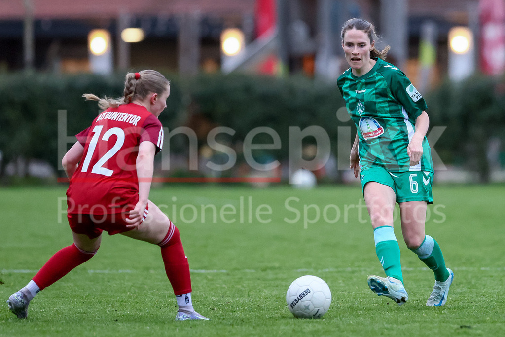 Fussball, Testspiel Frauen, ATS Buntentor - SV Werder Bremen | v.li.: Reena Wichmann (SV Werder Bremen, 6) am Ball, Einzelbild, Ganzkörper, Aktion, Action, Spielszene