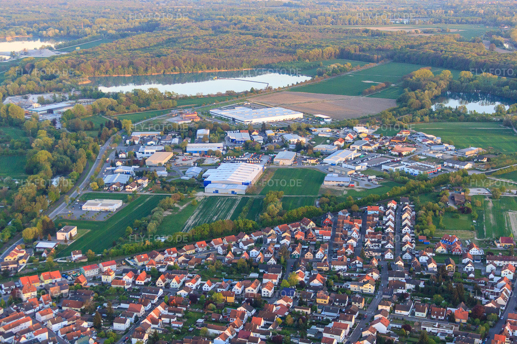 Luftbild: Maximilianstraße vor dem Industriegebiet Entenseestraße Industriestraße von Westen in Hagenbach im Bundesland Rheinland-Pfalz in Deutschland. Foto: IMG_64477.jpg vom 17.04.2014 durch Werner Riehm/FLY-FOTO.de