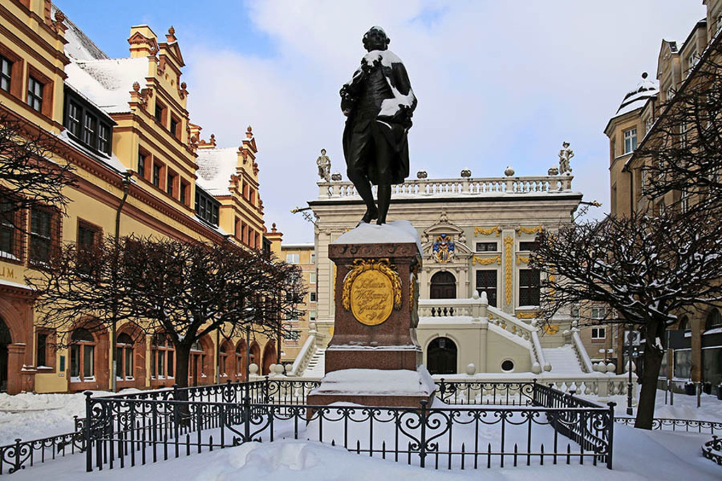 Bildlexikon Leipzig - Goethe-Denkmal im Winter 2021 | Das Team hinter BILDLEXIKON LEIPZIG bündelt historische wie aktuelle Informationen über die Stadt Leipzig in Text und Bild auf einer Plattform und stellt diese der interessierten Öffentlichkeit zur Verfügung.