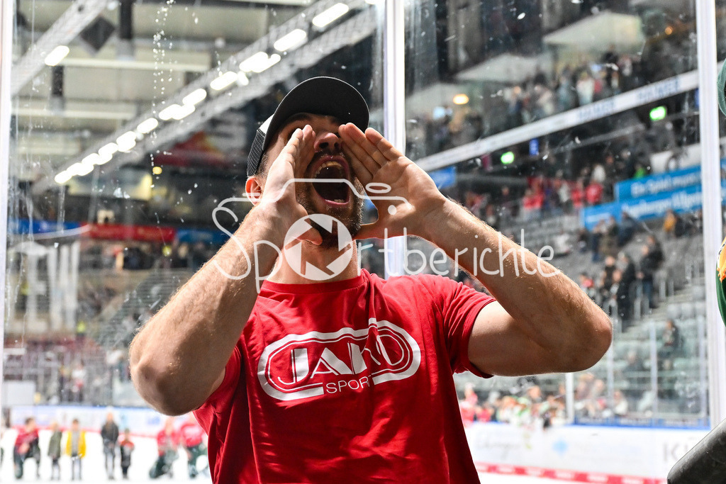 Augsburger Panther - Löwen Frankfurt | Die Spieler der Augsburger Panther feiern zusammen mit den Fans den Heimsieg gegen Frankfurt - Alexandre GRENIER (Augsburger Panther 82)  beim match zwischen den Augsburger Panthern und den Löwen Frankfurt am 8. Spieltag der Penny DEL im Curt Frenzel Stadion am 19.10.2025