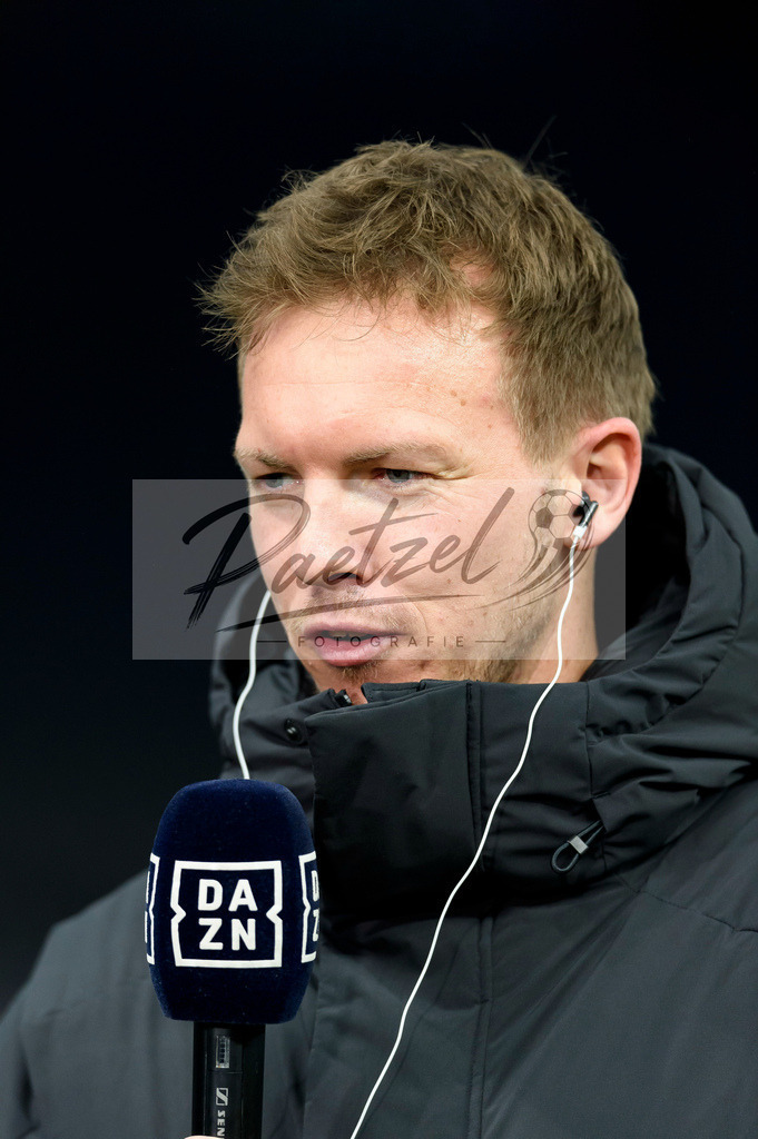 BSCFCB20220123_018 | Fussball, Herren: Trainer Julian Nagelsmann (FC Bayern Muenchen) schaut bei dem Spiel der 1. Bundesliga zwischen Hertha BSC und FC Bayern Muenchen im Olypiastadion am 23.01.2022 in Berlin, Deutschland.DFB / DFL REGULATIONS PROHIBIT ANY USE OF PHOTOGRAPHS AS IMAGE SEQUENCES AND/OR QUASI-VIDEO. - Realisiert mit Pictrs.com