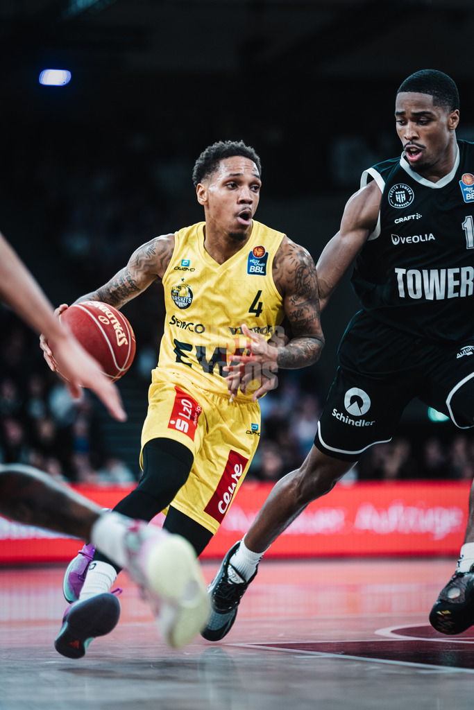 Basketball | Männer | Saison 2023/2024 | easyCredit Basketball Bundesliga | Veolia Towers Hamburg vs. EWE Baskets Oldenburg | 20.01.2024 | DeWayne Russell (#4, EWE Baskets Oldenburg) gegen William Christmas (#11, Veolia Towers Hamburg)