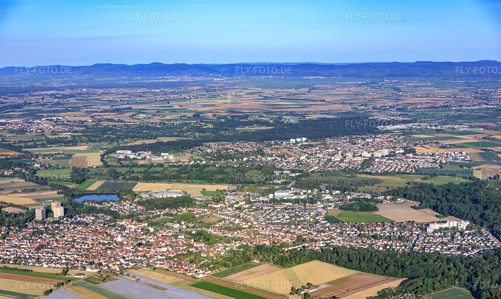 Luftbild: Ortsansicht von Osten in Neuhofen im Bundesland Rheinland-Pfalz in Deutschland. – Foto: IMG_157471.jpg vom 18.06.2026 durch Werner Riehm/FLY-FOTO.de – Auflösung des Originals: 6000 x 3581 px