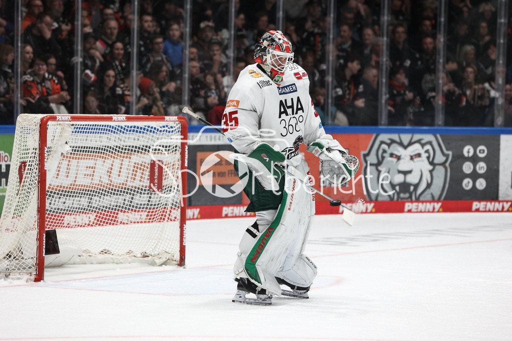 Löwen Frankfurt - Augsburger Panther | Ein gehaltener Penalty von Markus KELLER (AEV #35) / Freude / Jubel