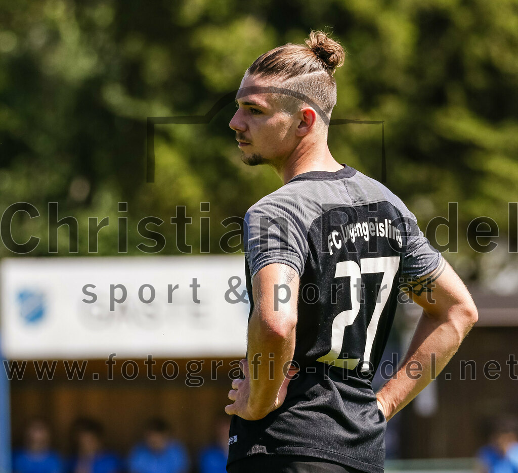 2023-08-12_028_FC_Langengeisling_gegen_ESV_Freilassing | Erding, Deutschland, 12.08.2023:
Fußball, Bezirksliga Oberbayern Ost 2023 / 2024, 4. Spieltag, FC Langengeisling gegen ESV Freilassing, Endergebnis: 2:1

Maximilian Birnbeck (FC Langengeisling, #27)

Foto: Christian Riedel / fotografie-riedel.net