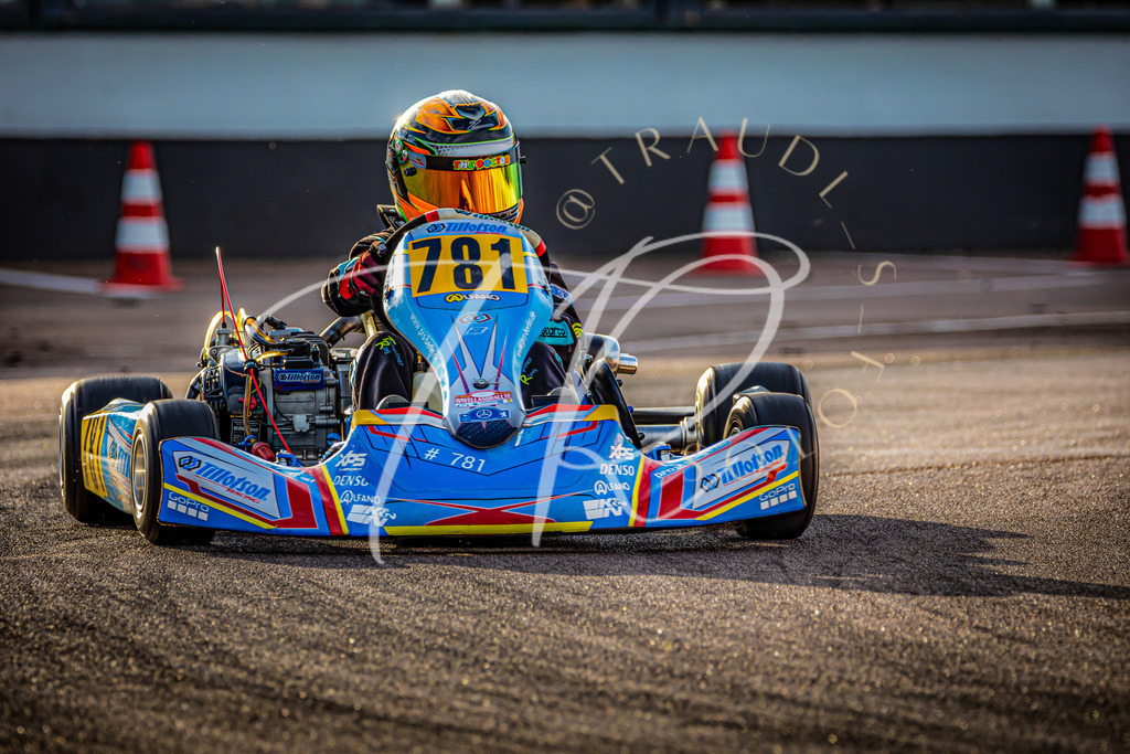 FCCE36FB-59C2-40DF-89D7-85B3D0A2A91B | traudl_s_fotos