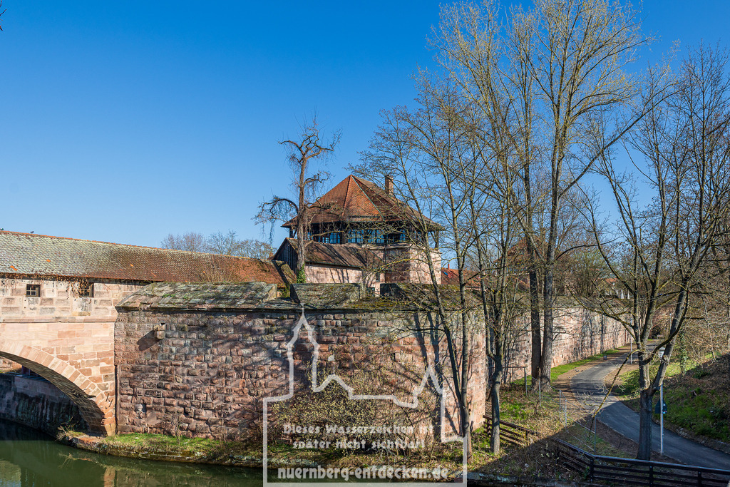 Frühlingsanfang in Nürnberg, 28.03.2025 | Blick auf den Tratzenzwinger in Richtung Kasemattentor. Entlang der historischen Stadtmauer sind erste Knospen und frisches Grün zu sehen. Die Aufnahme entstand bei sonnigem Wetter mit blauem Himmel. - Realisiert mit Pictrs.com