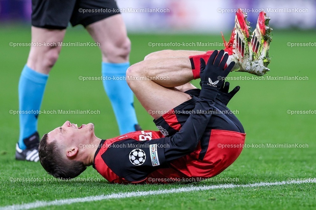 UCL29012501063 | 29.01.2025, Fußball, Bayer 04 Leverkusen - AC Sparta Prag, UEFA Champions League, 8. Spieltag, BayArena, Saison 2024 2025: Florian Wirtz (Bayer04 Leverkusen #10) liegt mit Schmerzen auf dem Spielfeld ung fasst sich ans Fußgelenk Fuß