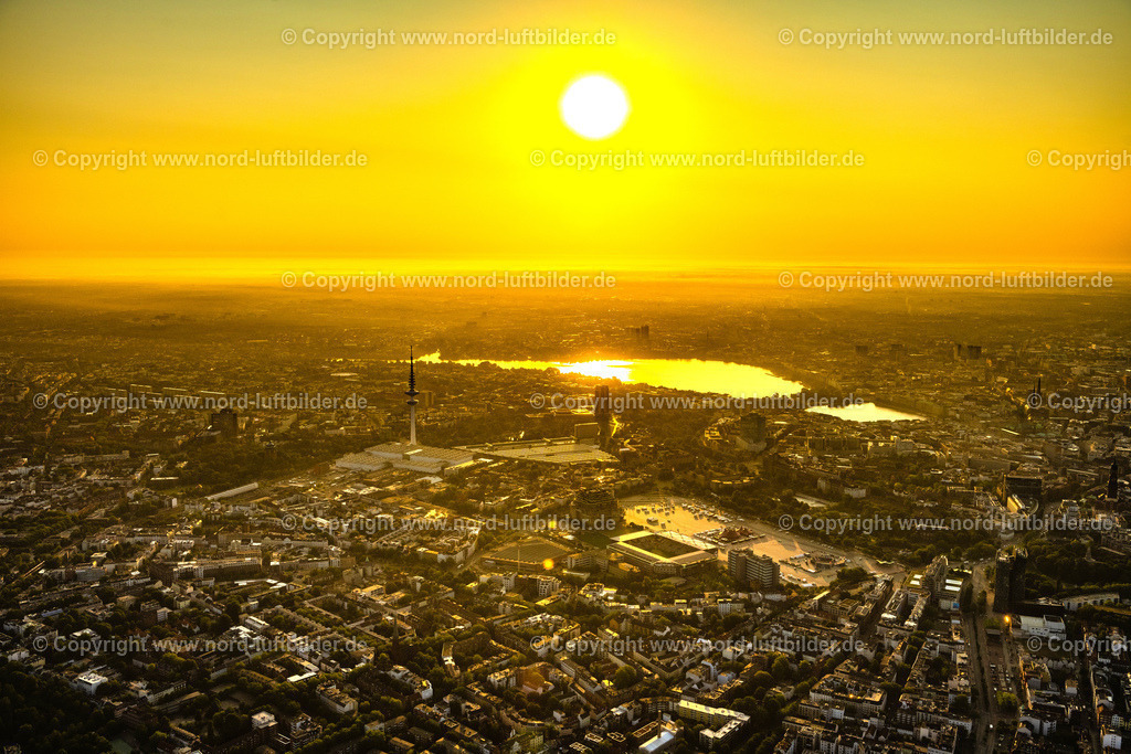 Hamburg_Messe_Alster_Fernsehturm_Sonnenaufgang_ELS_3064050623 | HAMBURG 05.06.2023 Ausstellungsgelände und Messehallen der Neuen Messe der Hamburg im Sonnenaufgang Messe und Congress GmbH am Fernsehturm "Heinrich-Hertz-Turm" in Hamburg. Weiterführende Informationen bei: Hamburg Messe und Congress GmbH. // Exhibition grounds and exhibition halls of the new Hamburg trade fair in the sunrise fair and congress GmbH at the television tower "Heinrich-Hertz-Turm" in Hamburg. Further information at: Hamburg Messe und Congress GmbH. Foto: Martin Elsen