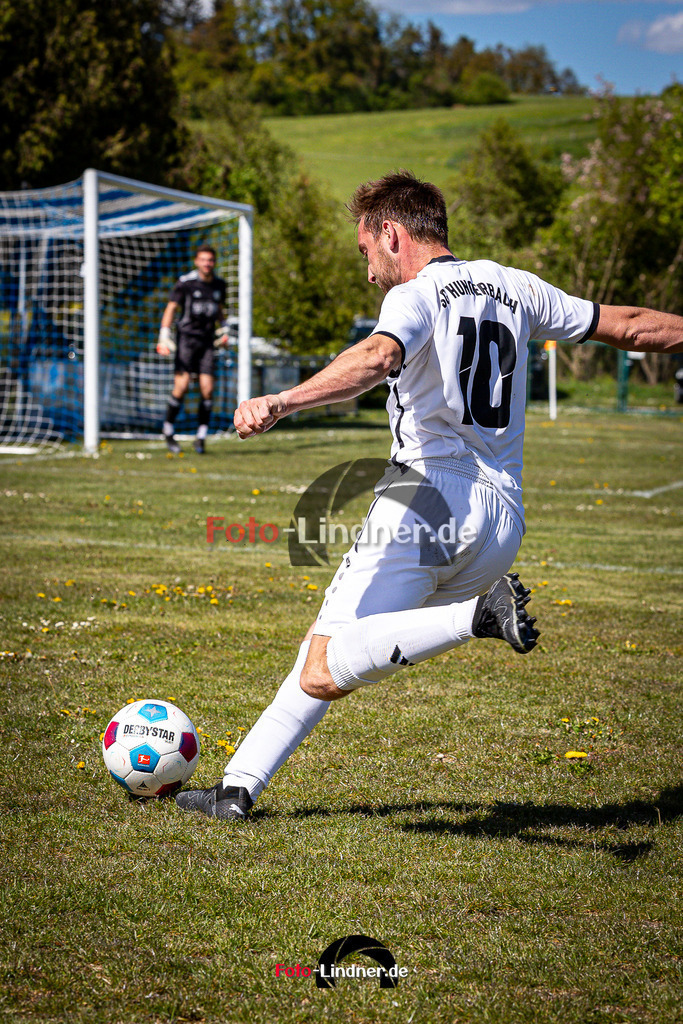 SG Hungerbach vs SV Eurasburg-Beuerberg | Meisterrunde Kreisklasse Gruppe C, SG Hungerbach vs SV Eurasburg-Beuerberg, 20240427,
Schuss Jonas LISTLE (SGH 10),
2024-04-27 in Oberhasuen (Sportplatz Oberhasuen)
10 Jonas LISTLE (SGH 10), 21 Bela BURGER (SVEB 21)
Copyright: WolfgangxLindner www.foto-lindner.de
