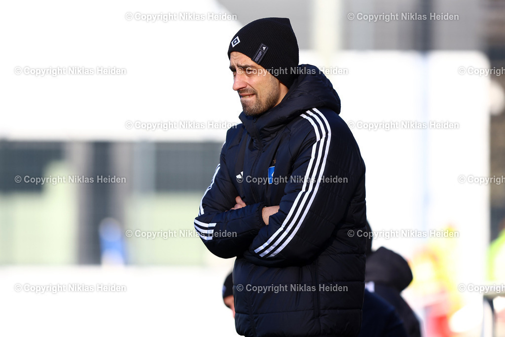 NH_HamburgerSVU19_Hannover96U19_DFBNachwuchsliga_22112025 | Oliver Krause (Trainer, Hamburger SV U19)Fußball I Junioren I U19 DFB-Nachwuchsliga Vorrunde Gruppe A I Saison 2025-2026 I 12. Spieltag I Hamburger SV U19 - Hannover 96 U19 I 22.11.2025 I Trainingsplatz Volksparkstadion