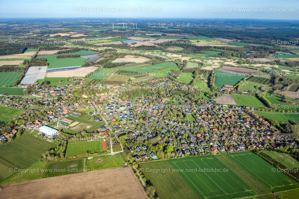 Bliedersdorf_ELS_4884010523 | BLIEDERSDORF 01.05.2023 Ortsansicht am Rande von landwirtschaftlichen Feldern und Nutzflächen in Bliedersdorf im Bundesland Niedersachsen, Deutschland. // Village view on the edge of agricultural fields and land in Bliedersdorf in the state Lower Saxony, Germany. Foto: Martin Elsen