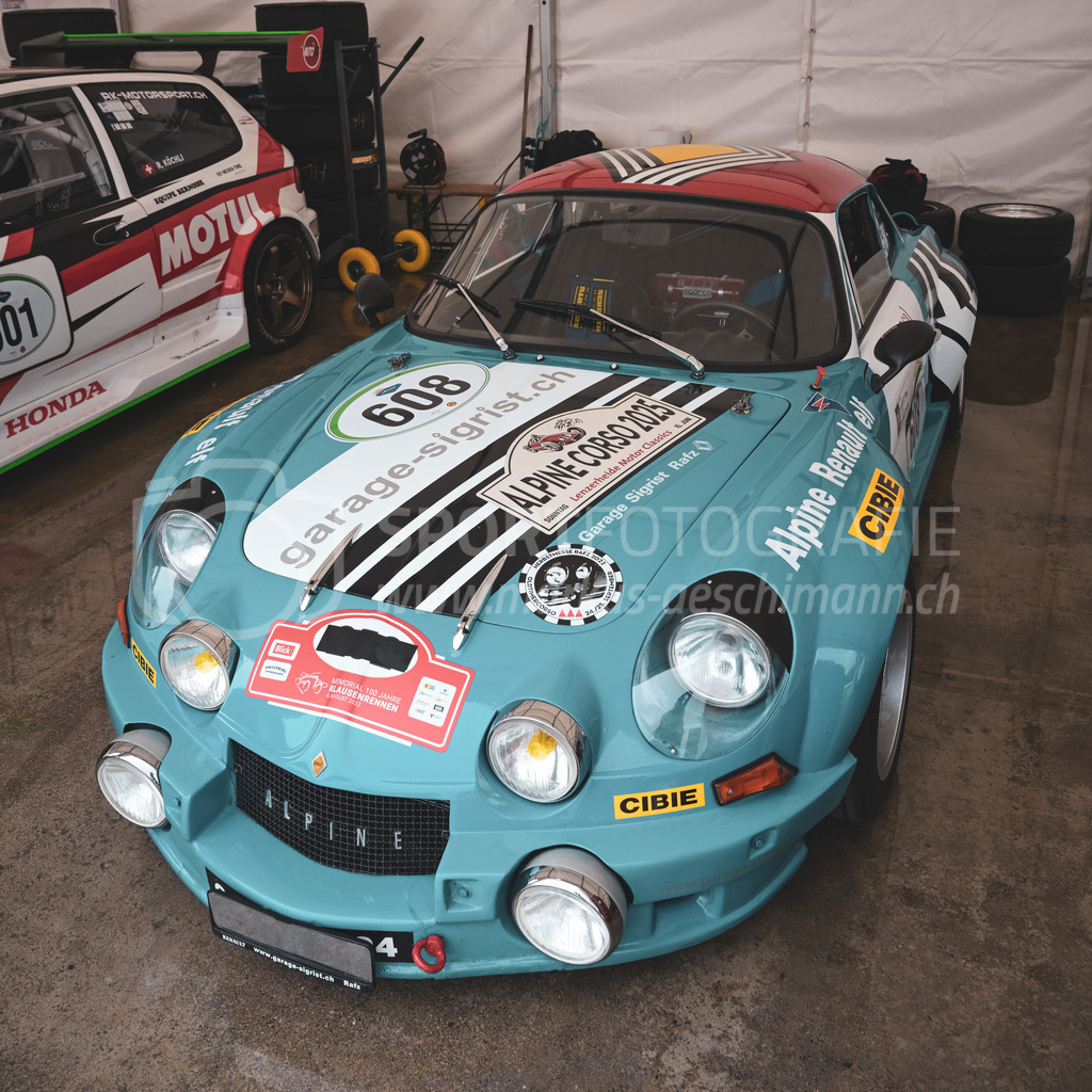 21. Arosa ClassicCar 2025 - 5. September 2025 | Der Alpine A110 1600 S aus dem Jahre 1969 mit Startnummer 608 von Hans Sigrist aus Rafz (SUI) am Arosa ClassicCar 2025 in der Kategorie Demo..@arosaclassiccar, @arosa.official, #arosaclassiccar, #arosa, #76curves, #classiccarBild: Sportfotografie Markus Aeschimann | www.markus-aeschimann.ch - Realisiert mit Pictrs.com