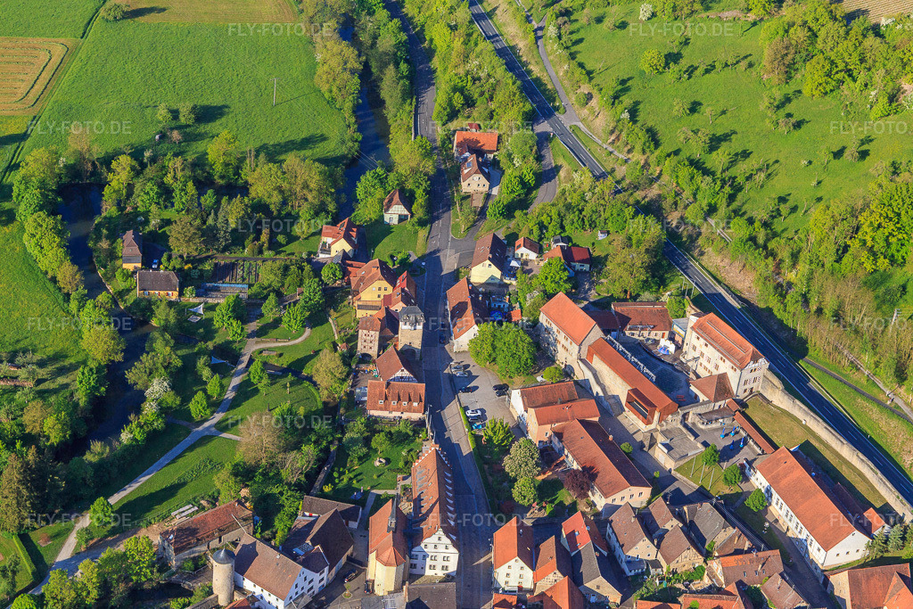 Weinmuseum in der Burg Brattenstein http://www.roettingen.de/ | Luftbild: Weinmuseum in der Burg Brattenstein http://www.roettingen.de/ in Röttingen im Bundesland Bayern in Deutschland. Foto: IMG_146452.jpg vom 10.05.2025 durch Werner Riehm/FLY-FOTO.de - Realisiert mit Pictrs.com