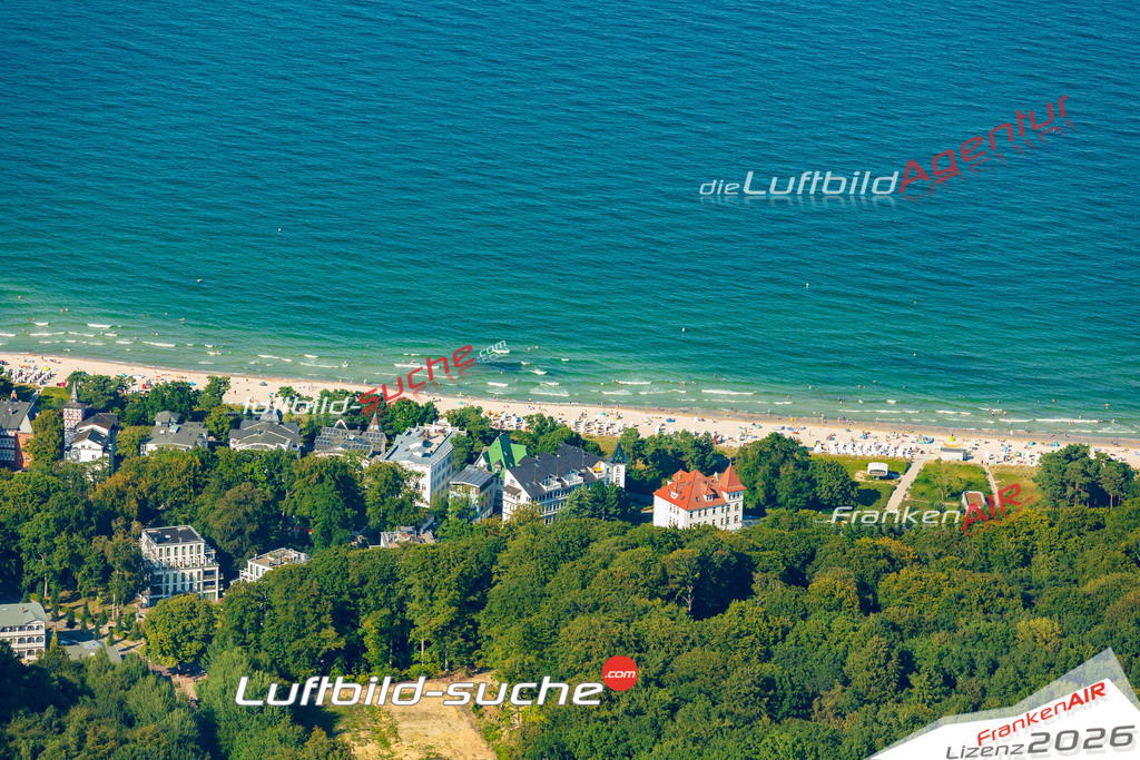 Hotel am Strand Binz Bild- Das Luftbild wurde 2025 vom UL-Flugzeug heraus erstellt ( keine Drohne bzw. Drohnenaufnahme ) - Hochauflösende Luftaufnahme -Nicht vergleichbar mit Google Maps oder Satelittenbilder- Die Geschenkidee !Mit Lizenz und Bildrechte bestellbar - CC