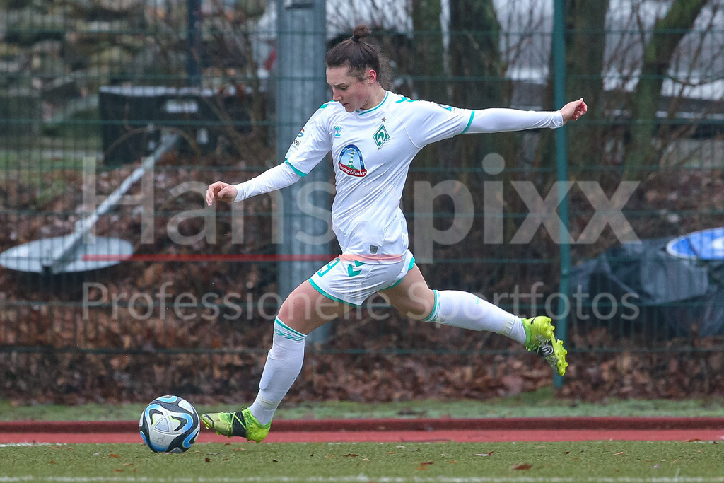 Fussball, Testspiel Frauen, SV Werder Bremen - FC Twente Enschede | v.li.: Sophie Weidauer (SV Werder Bremen, 9) am Ball, Freisteller, Einzelbild, Ganzkörper, Aktion, Action, Spielszene