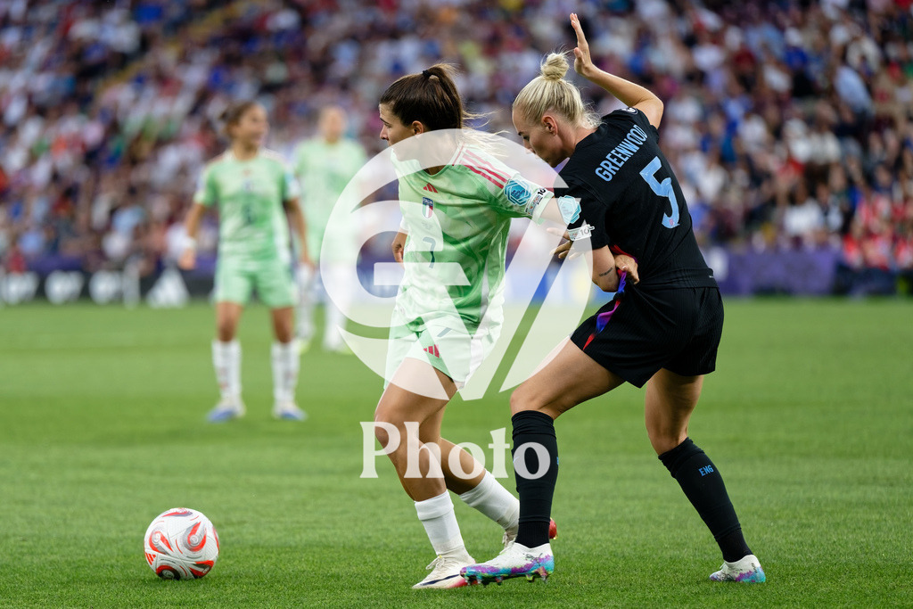 England v Italy - UEFA Women's EURO 2025 Semi-Final | GENEVA, SWITZERLAND - JULY 22:  Sofia Cantore of Italy (L) and Alex Greenwood of England (R) fight for possession  during the UEFA Women's EURO 2025 Semi-Final match between England and Italy at Stade de Geneve on July 22, 2025 in Geneva, Switzerland. (Photo by Giuseppe Velletri/Sports Press Photo/Getty Images)