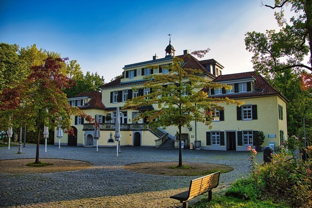 Schloss Eulenbroich - steht in Rösrath an einem Nebenarm der Sülz | Schloss Eulenbroich - wurde um 1200 als Wasserburg errichtet. Sie liegt in unmittelbarer Nähe zum Ortskern. Ob Hochzeitsfeiern oder Kulturveranstaltungen - hier ist die perfekte Lokalität für jeden Anlass - Realisiert mit Pictrs.com