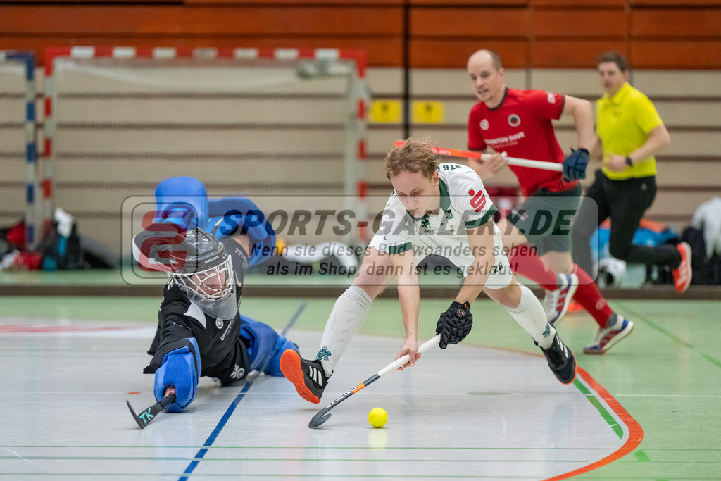 HK_20240114_108240 | 1. Bundesliga Herren Crefelder HTC - Uhlenhorst Mülheim am 14.1.2024 Halle Glockenspitz, Krefeld , Lasse Kille Torwart ( Crefelder HTC #32 ) , Michel Kammann ( Uhlenhorst Mülheim #28 )