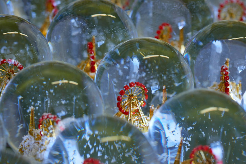 Wiener Schneekugelmanufaktur | Wien, Austria - July 19, 2017: Schneekugel mit Riesenrad und Stephansdom. - Realisiert mit Pictrs.com