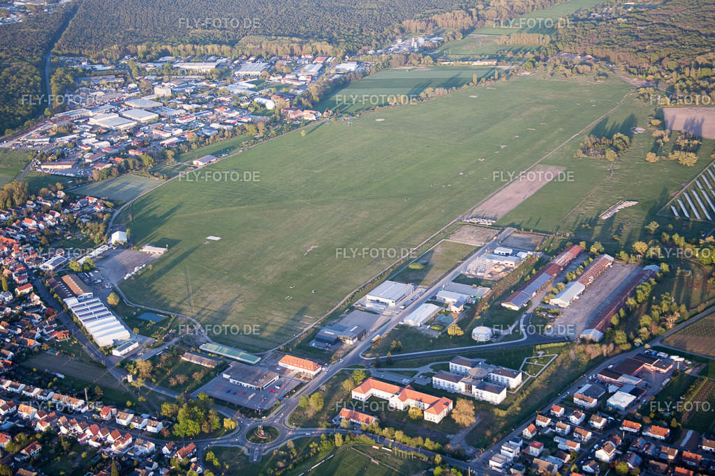 Segelflugplatz | Luftbild: Segelflugplatz im Ortsteil Speyerdorf in Neustadt im Bundesland Rheinland-Pfalz in Deutschland. Foto: IMG_077499.jpg vom 21.04.2015 durch Werner Riehm/FLY-FOTO.de - Realisiert mit Pictrs.com