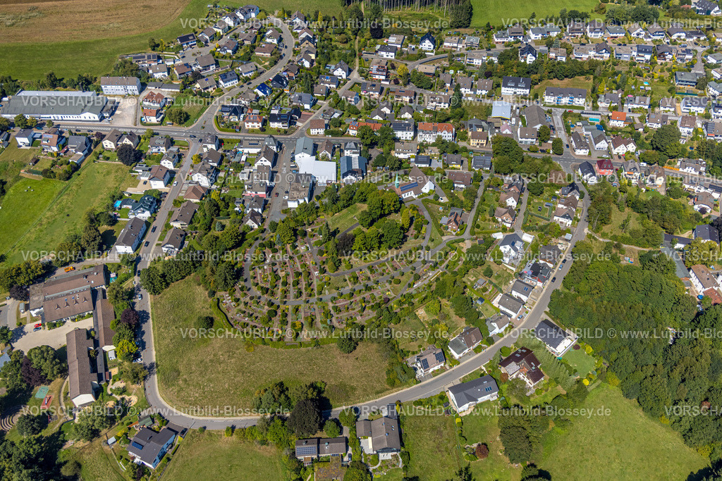 Kierspe250813445 | Luftbild, evang. Kirche Oberbrügge und evang. Friedhof, Wohngebiet an der Heerstraße, Oberbrügge, Halver, Sauerland, Nordrhein-Westfalen, Deutschland