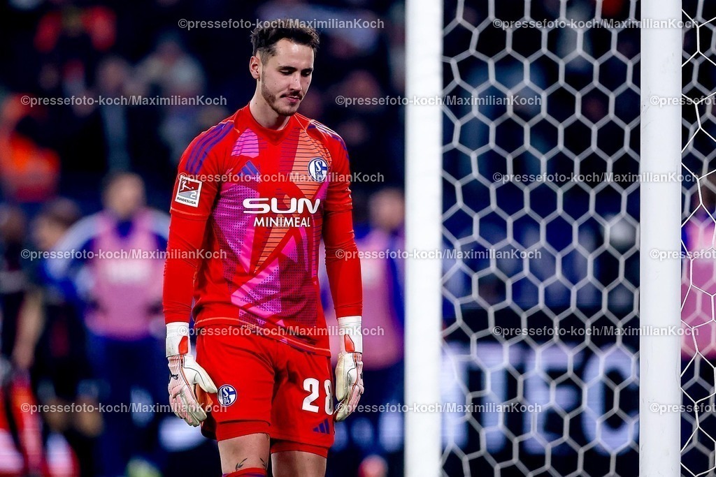 S0401022502140 | 01.02.2025, Fußball, FC Schalke 04 - 1. FC Magdeburg, 2.. Fußball Bundesliga, 20. Spieltag, Veltins-Arena Gelsenkirchen, Saison 2024 2025: Torwart Justin Heekeren (S04 #28)DFB regulations prohibit any use of photographs as image sequences and or quasi-video.
