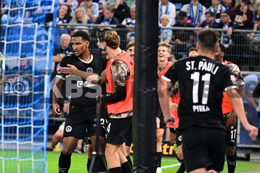KBS Picture_HSV-FCStPauli_036 | St. Pauli Torjubel zum 2:0 Torschuetze ist Hountondji Andreas (St.Pauli) alle Ersatzspieler jubeln mit ,Sportplatz :  Volksparkstadion,Hamburger Derby, - Realisiert mit Pictrs.com