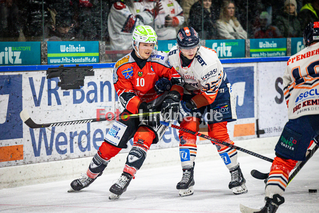 TSV Peißenberg MINERS gegen ESC Kempten SHARKS | Eishockey Bayernliga Herren Pre-Playoffs 2024/25, TSV Peißenberg MINERS gegen ESC Kempten SHARKS, 20250131,Zweikampf zwischen Florian HÖFLER (MINERS 10) und Tomas KULHANEK (SHARKS 27),2025-01-31 in Peißenberg (Eisstadion Peißenberg)Florian HÖFLER (MINERS 10), Tomas KULHANEK (SHARKS 27)Copyright: WolfgangxLindner foto-lindner.de