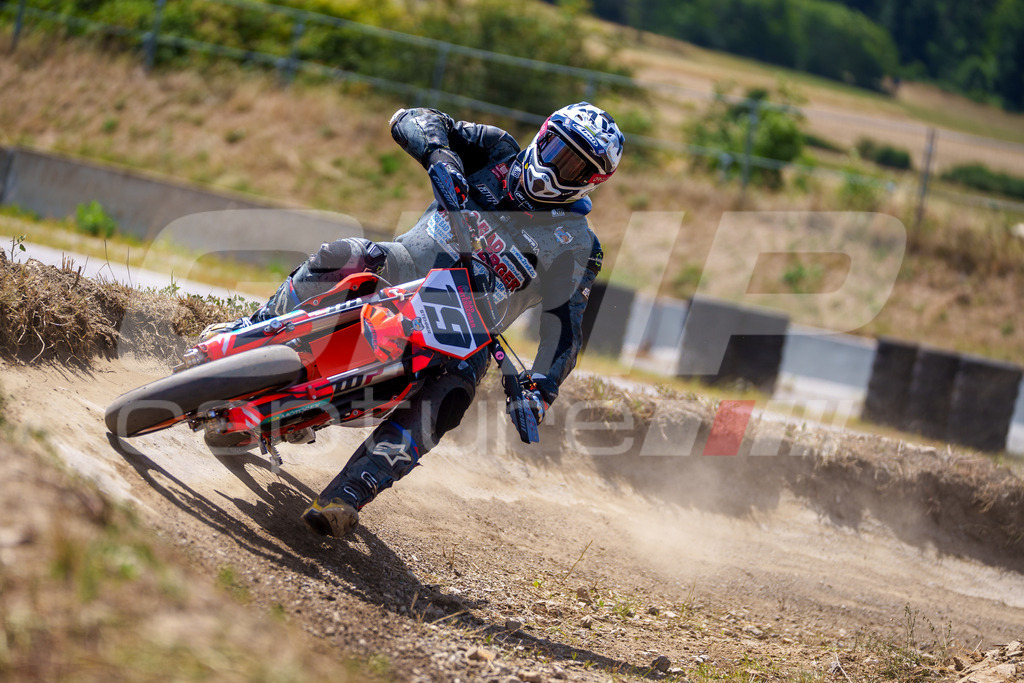 SuperMoto_Staatsmeisterschaft_Fuglau-natural-772 | GRIPcapture steht für authentische Sportfotografie in Österreich – für Momente, die mehr sind als Geschwindigkeit oder Ergebnis. Es geht um Emotion, Spannung, Fokus und den Augenblick, der oft nur einen Wimpernschlag dauert.Ob Motorsport, Teamsport oder 