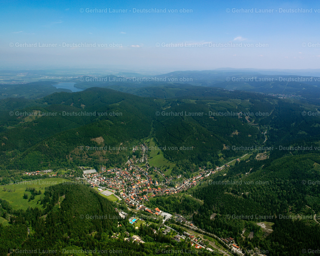 2638644 | LAUTENTHAL 09.06.2006 Wald- Gebiete und Forstflächen umsäumen das Siedlungsgebiet des Dorfes in Lautenthal im Bundesland Niedersachsen, Deutschland // Village - view on the edge of forested areas in Lautenthal in the state Lower Saxony, Germany Foto: Gerhard Launer