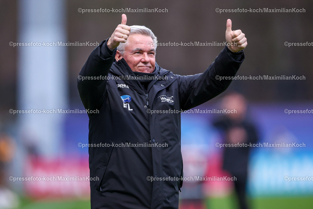 FCVK21122401001 | 21.12.2024, Fußball, FC Viktoria Köln – SV Sandhausen, 3.Liga, Sportpark Höhenberg, Saison 2024 2025: Olaf Janßen (Viktoria Köln Cheftrainer) steht optimistisch auf dem Spielfeld Gestik MimikDFB regulations prohibit any use of photographs as image sequences and or quasi-video.