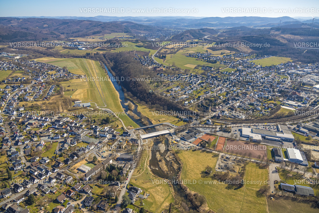 Arnsberg250305197Oeventrop | Luftbild, Wohngebiet Ortsansicht Ortsteil Oeventrop mit Segelfluggelände Oeventrop-Ruhrwiesen Flugplatz Luftsportclub LSC Oeventrop e.V am Fluss Ruhr, Waldgebiet mit Waldschäden, Naturpark Arnsberger Wald, Glösingen, Arnsberg, Sauerland, Nordrhein-Westfalen, Deutschland