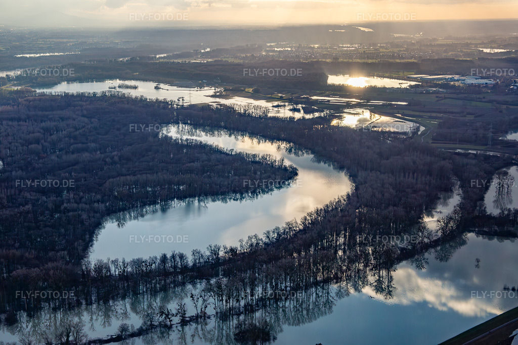 Luftbild: Wegen Hochwasser überflutetes Naturschutzgebiet Goldgrund in der Hagenbacher Altrheinschleife im Ortsteil Maximiliansau in Wörth im Bundesland Rheinland-Pfalz in Deutschland. Foto: IMG_139341.jpg vom 16.12.2023 durch Werner Riehm/FLY-FOTO.de