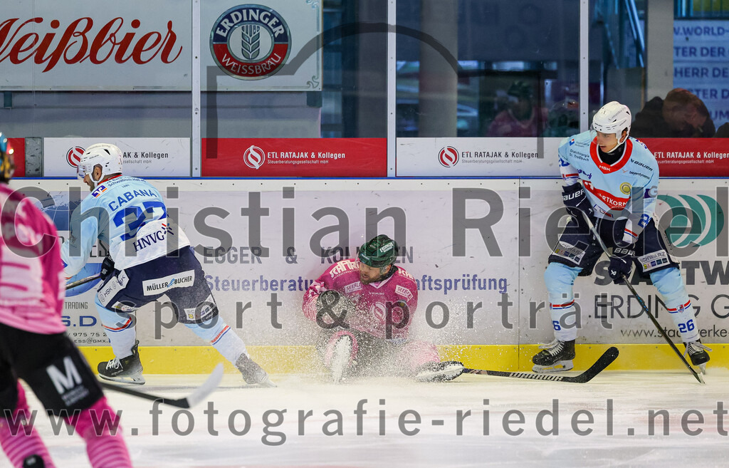 2025-10-05_028_TSV_Erding_gegen_Heilbronner_Falken | Erding, Deutschland, 05.10.2025:Eishockey, Oberliga Süd 2025 / 2026, 6. Spieltag, TSV Erding gegen Heilbronner Falken, Endergebnis: 3:1Frederik Cabana (Heilbronner Falken, #37), Markus Eberhardt (Erding Gladiators, #94), Lukas Wagner (Heilbronner Falken, #26)Foto: Christian Riedel / fotografie-riedel.net