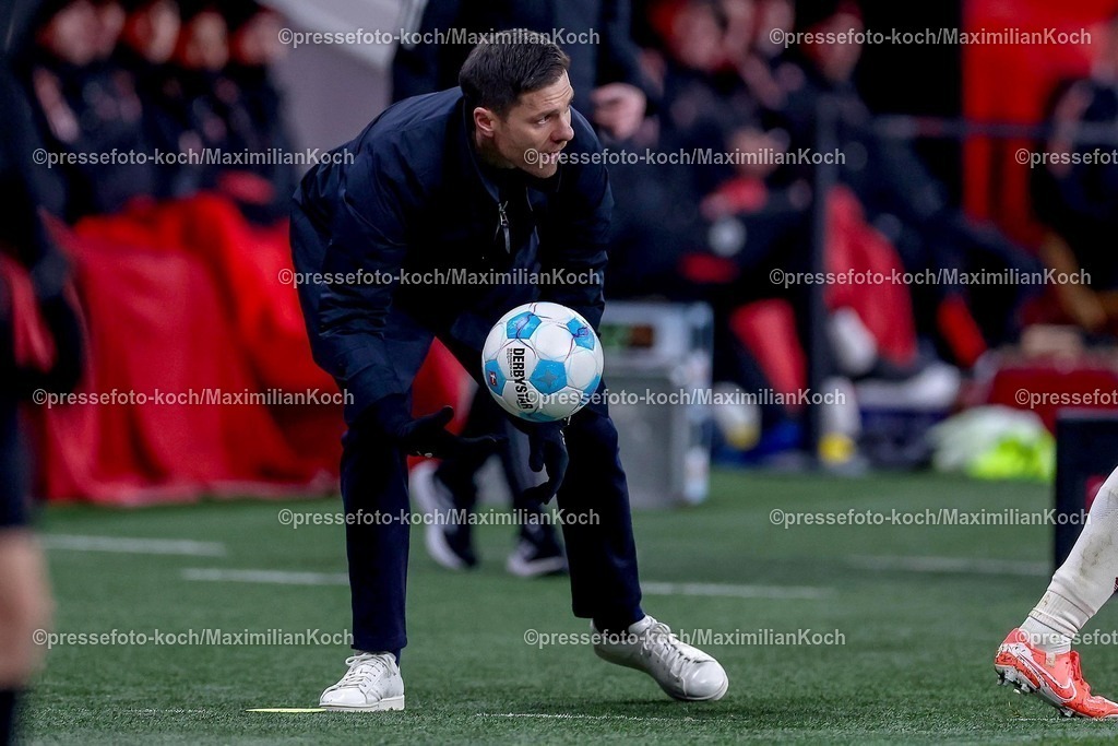Lev15022501049 | 15.02.2025, Fußball, Bayer 04 Leverkusen - FC Bayern München, 1. Fußball Bundesliga, 22. Spieltag, BayArena, Saison 2024 2025: Cheftrainer Xabi Alonso (Bayer 04 Leverkusen Trainer) am Spielfeldrand gestikulierendDFB regulations prohibit any use of photographs as image sequences and or quasi-video.