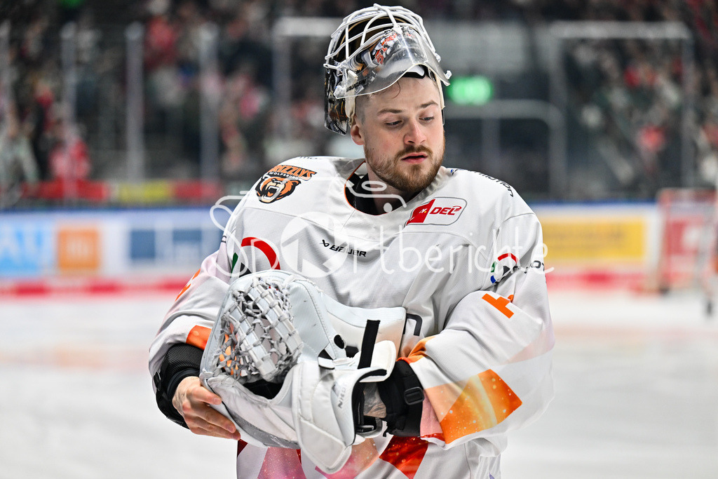 Augsburger Panther - Grizzlys Wolfsburg | AUGSBURG, GERMANY - 15. MARCH: Im Bild Dustin STRAHLMEIER (Grizzlys Wolfsburg 1) / Einzelfoto / Freisteller vor dem Match zwischen den Augsburger Panthern und den Grizzlys Wolfsburg am 52. Spieltag der Penny DEL im Curt Frenzel Stadion