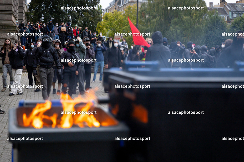 9L6A4891_1 | centaines d’étudiants ont organisé une manifestation spontanée, souvent qualifiée de « manifestation sauvage », qui a traversé différents quartiers de Strasbourg. La manifestation a été marquée par des affrontements entre les manifestants et la police alors que les étudiants défilaient dans la ville dans le cadre d’une journée de mobilisation nationale concernant les conditions d’éducation et le budget de l’Éducation nationale pour 2027. - Realisiert mit Pictrs.com