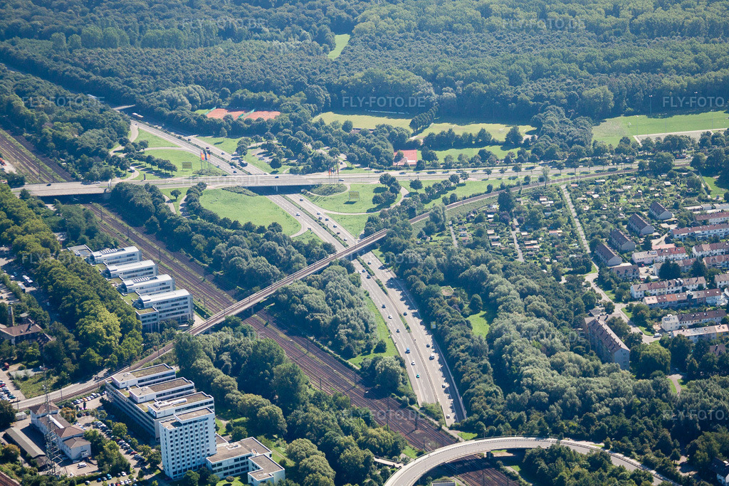 Luftbild: Ein- und Ausfahrt des Edeltrud Tunnel der Südtangente die Straße B10 verläuft durch den Tunnel im Ortsteil Beiertheim - Bulach im Ortsteil Beiertheim-Bulach in Karlsruhe im Bundesland Baden-Württemberg in Deutschland. Foto: IMG_32099.jpg vom 20.08.2010 durch Werner Riehm/FLY-FOTO.de
