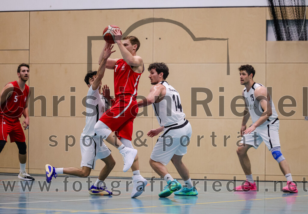 2025-12-06_042_TSV_Vaterstetten_gegen_MTV_1879_Muenchen | Vaterstetten, Deutschland, 06.12.2025:Basketball, 2. Regionalliga Süd 2025 / 2026, 9. Spieltag, TSV Vaterstetten gegen MTV 1879 München, Endergebnis: 58:83Altay Öztürk (TSV Vaterstetten, #4), Jan Christopher Szembek (MTV 1879 München, #7), Ivan Nikolovski (TSV Vaterstetten, #14), Leon Gottlöber (TSV Vaterstetten, #15)Foto: Christian Riedel / fotografie-riedel.net