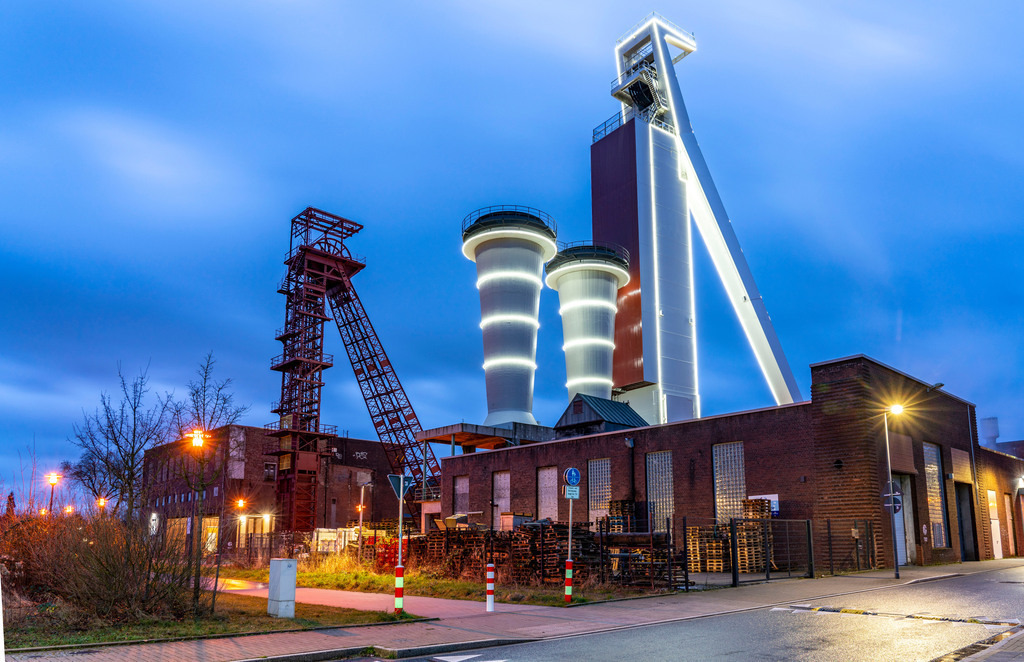 JT-220107 | Schachtanlage der ehemaligen Steinkohlenzeche Schlägel &amp; Eisen, Schacht 3/4/7, Herten, NRW, Deutschland, Schachtanlage der ehemaligen Steinkohlenzeche Schlägel &amp; Eisen, Schacht 3/4/7, Beleuchtung, Illumination von Schacht 4, Herten, NRW, Deutschland,  - Realisiert mit Pictrs.com