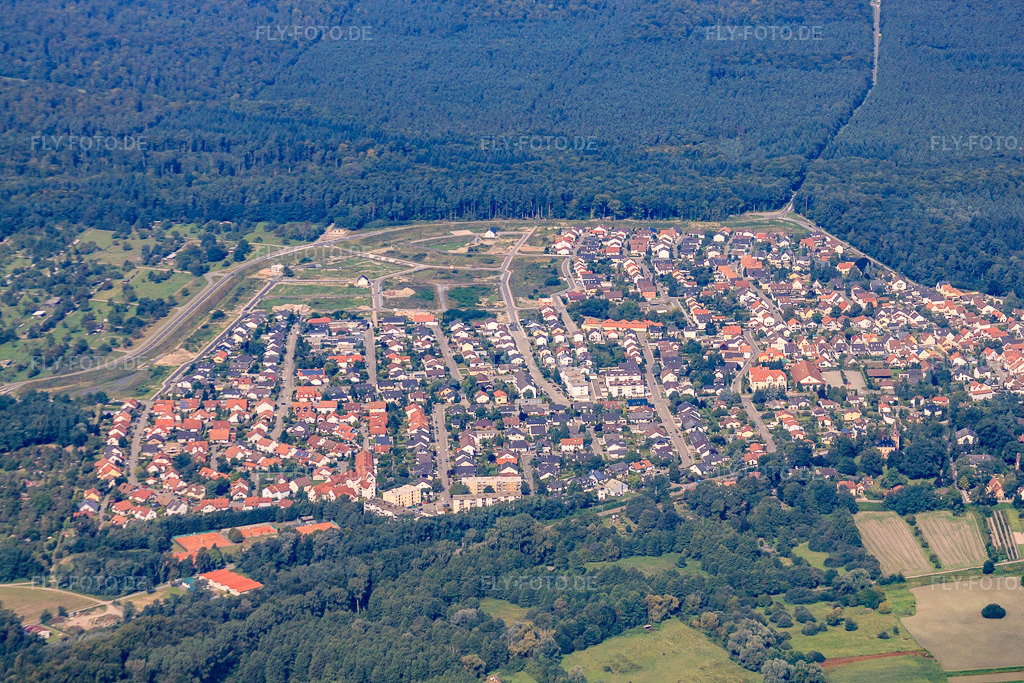 Luftbild: stadtansicht von Südosten in Jockgrim im Bundesland Rheinland-Pfalz in Deutschland. Foto: IMG_33484.jpg vom 05.09.2010 durch Werner Riehm/FLY-FOTO.de