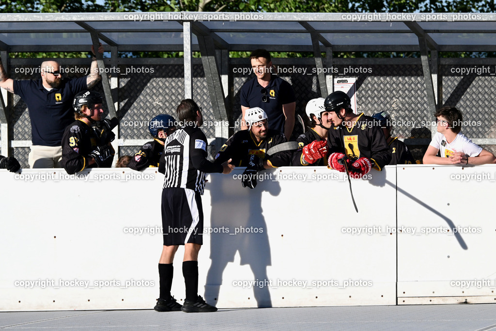 VAS Ballhockey Villach vs. ASKÖ Villach Ballhockey | Samrock Markus Referee, Spielerbank VAS Ballhockey Villach, Headcoach VAS Villach Eder Mannfred, VAS Ballhockey Villach vs. ASKÖ Villach Ballhockey , VAS Ballhockey Villach vs. ASKÖ Villach Ballhockey  am 13.05.2026 in Villach (Alpen Arena ), Austria, (Photo by Bernd Stefan)