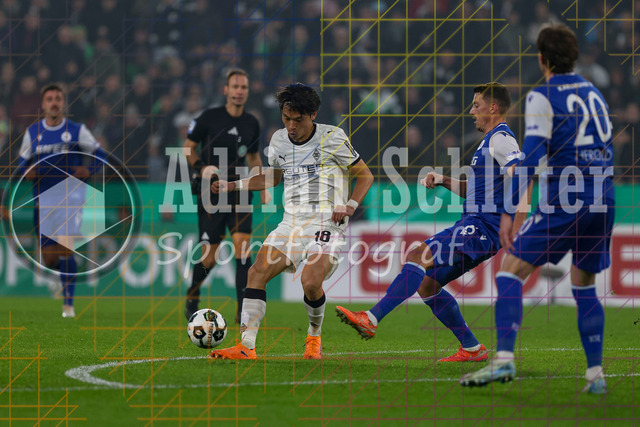 Borussia Mönchengladbach vs Karlsruher SC - DFB-Pokal 2. Runde | Mönchengladbach, Deutschland, 28.10.25:   Shuto Machino (Borussia Mönchengladbach) und Nicolai Rapp (Karlsruher SC) im Kampf um den Ball waehrend des Spiels der DFB-Pokal 2. Runde zwischen Borussia Mönchengladbach vs Karlsruher SC im Stadion im Borussia Park(Foto von Brauer-Fotoagentur / Adrian Schlueter)