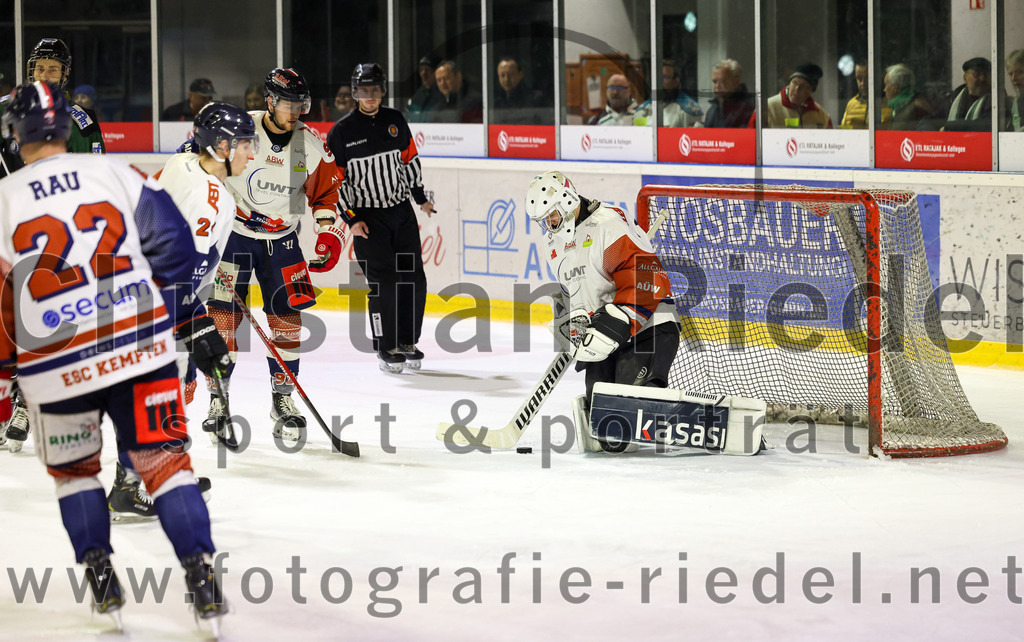 2023-03-07_131_TSV_Erding_gegen_ESC_Kempten | Erding, Deutschland, 07.03.2023:
Eishockey, Bayernliga Playoffs 2022 / 2023, Viertelfinale, TSV Erding gegen ESC Kempten, Endergebnis: 9:3

Daniel Rau (ESC Kempten, #22), Torwart David Blaschta (ESC Kempten, #1)

Foto: Christian Riedel / fotografie-riedel.net